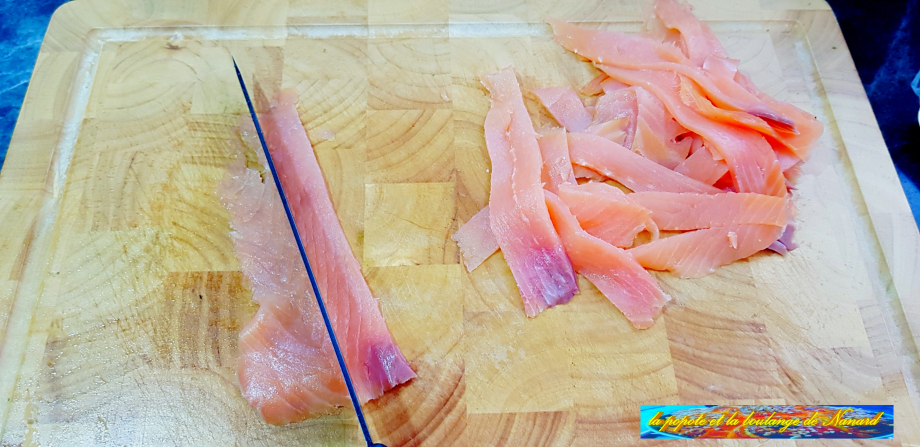 Détailler le saumon fumé en lamelles