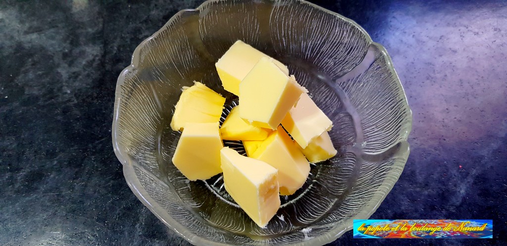 Détailler les 50 gr de beurre en morceaux puis le laisser ramollir