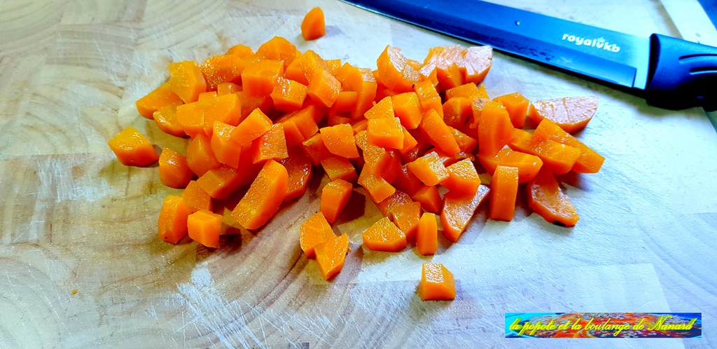 Détailler les carottes du bouillon de cuisson des poules en dés
