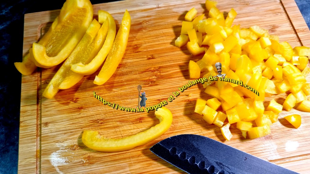 Détailler les poivrons en lamelles de 1 cm puis en dés