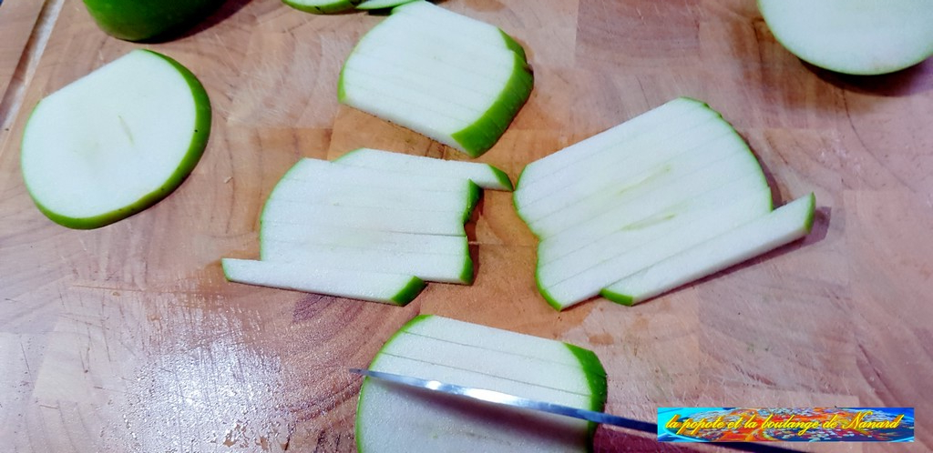Détailler les rondelles de pomme en bâtonnets