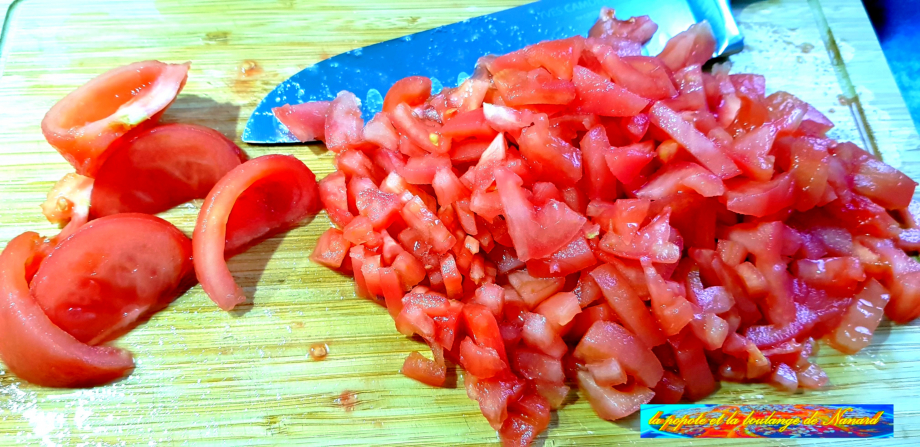 Détailler les tomates en dés moyens