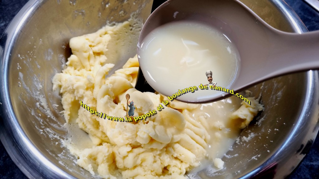 Détendre la purée avec le lait de cuisson du panais