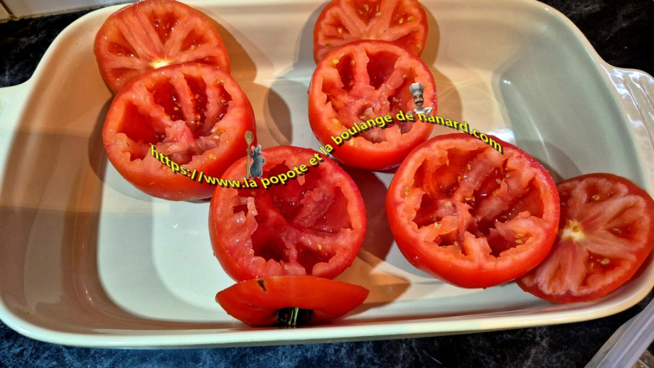 Disposer les tomates dans un plat creux