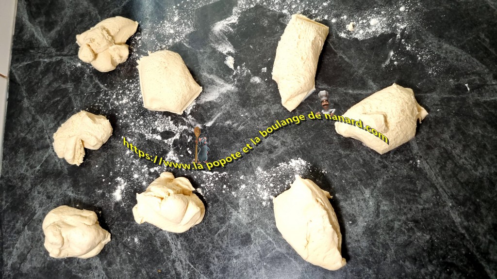 Diviser la pâte en 8 morceaux égaux