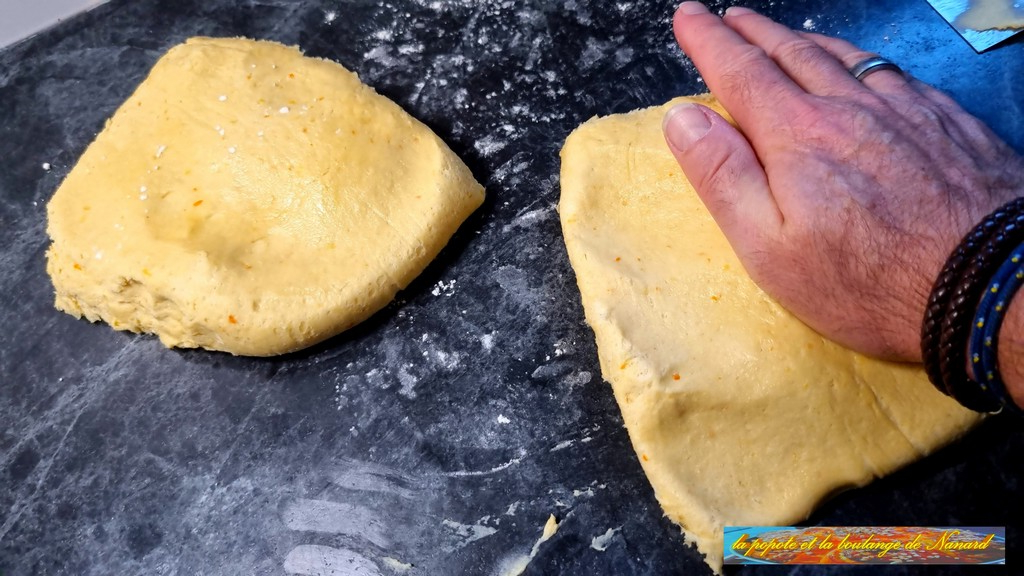 Diviser la pâte en deux puis la dégazer sur le plan de travail fariné