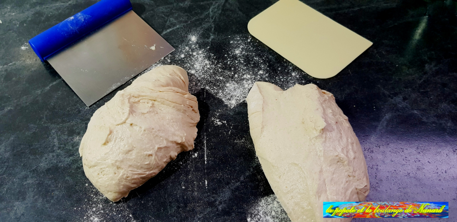 Diviser la pâte en deux sur le plan de travail fariné