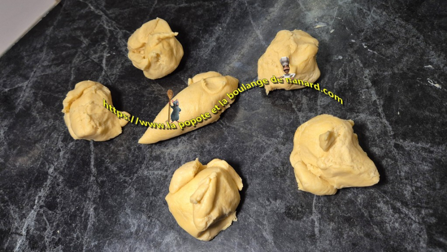Diviser la pâte en six pâtons de même poids