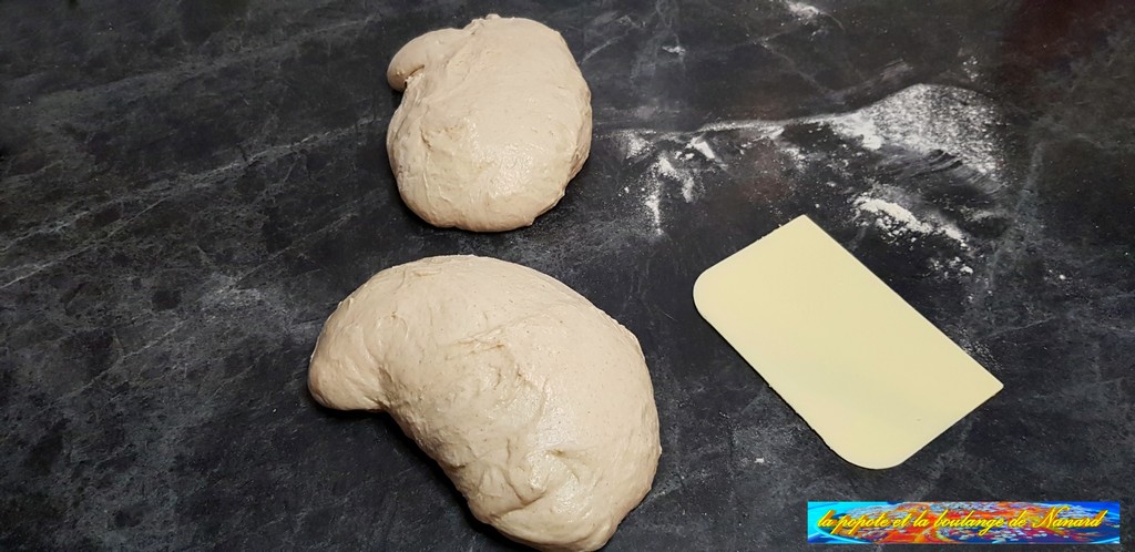 Diviser la pâte sur le plan de travail fariné en deux pâtons de même poid