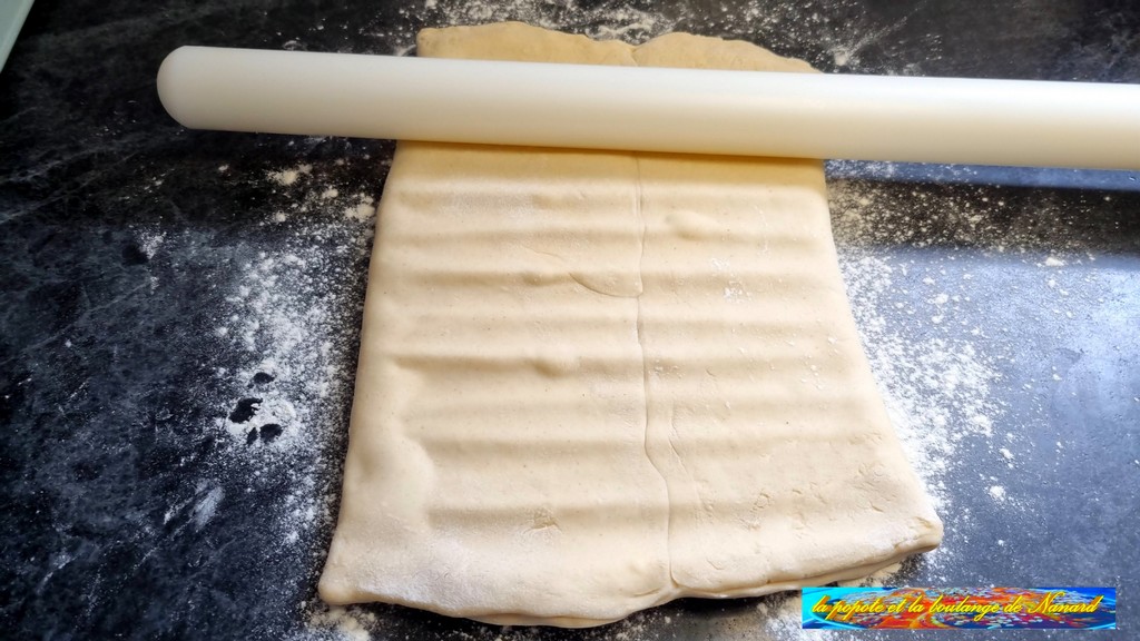 Donner un quart de tour puis écraser la pâte sur sa longueur avec le rouleau pour répartir correctement le beurre