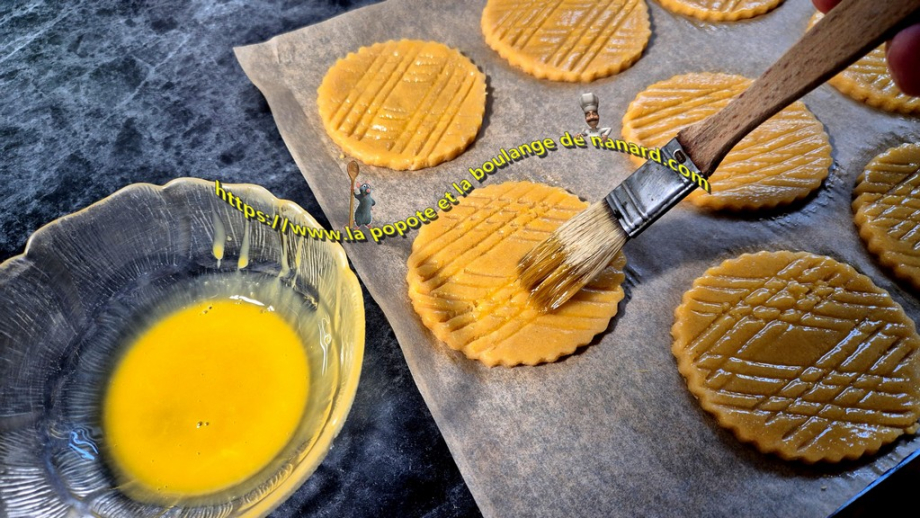 Dorer les galettes à l\\\'aide d\\\'un pinceau