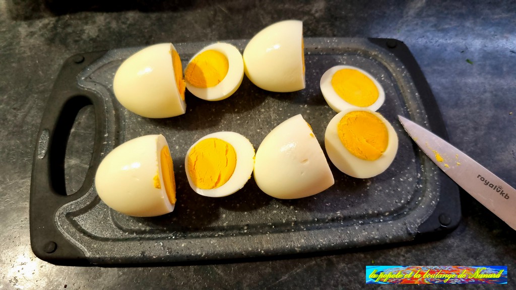 Écaler puis couper les extrémités les plus arrondies des œufs
