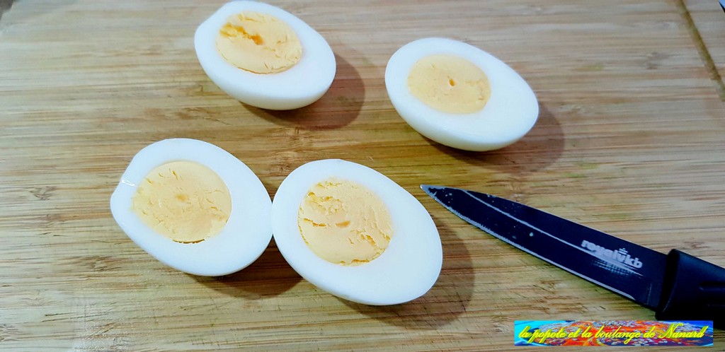 Écaler puis couper les œufs en deux