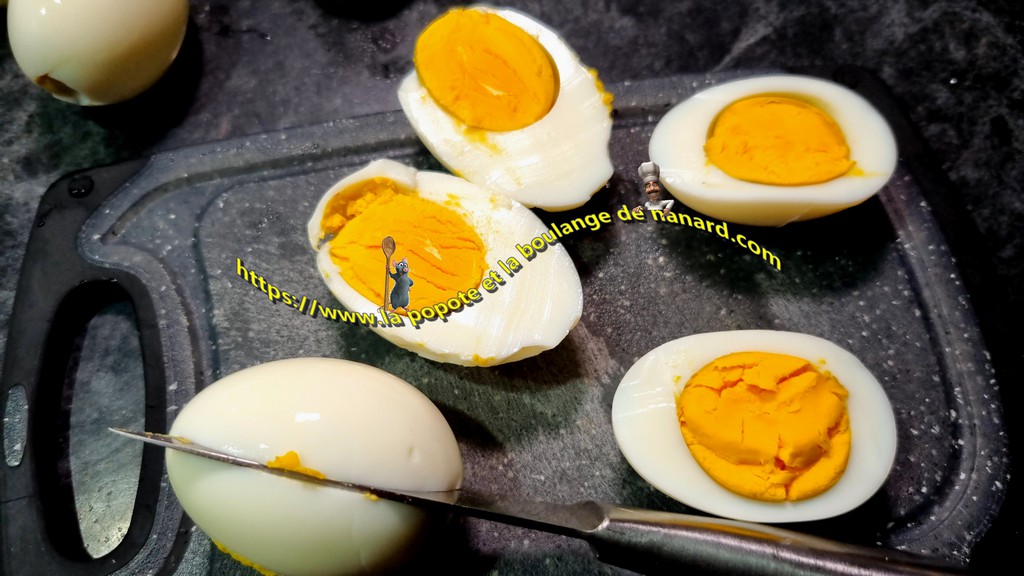 Écaler puis couper les œufs en deux