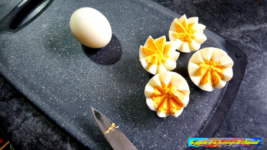 Écaler puis couper les œufs