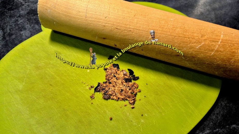 Écraser la fève de Tonka avec le rouleau à pâtisserie