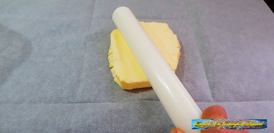 Écraser le beurre en tapotant avec le rouleau pour le rendre tendre