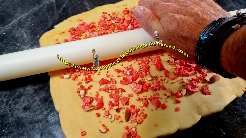Écraser légèrement les pralines pour les faire adhérer à la pâte