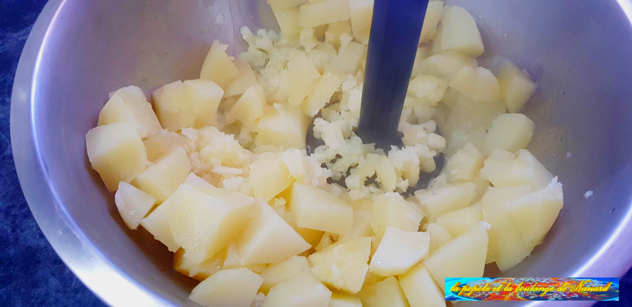 Écraser les pommes de terre au presse purée après cuisson