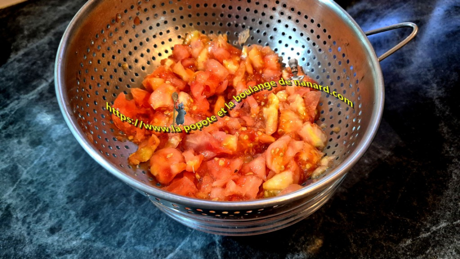 Égoutter la chair des tomates hachée