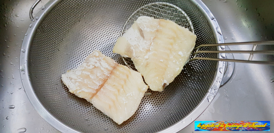 Égoutter le poisson sans jeter son bouillon de cuisson et le laisser refroidir 5 minutes