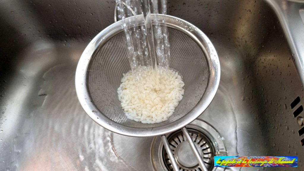 Êgoutter le riz dès la fin de cuisson puis le refroidir sous l\\\'eau courante