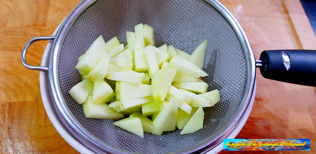 Égoutter les dés de pomme