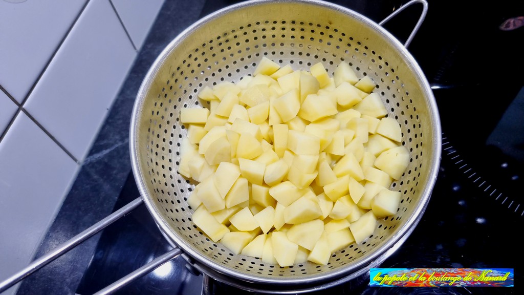 Égoutter les pommes de terre après cuisson puis les laisser refroidir