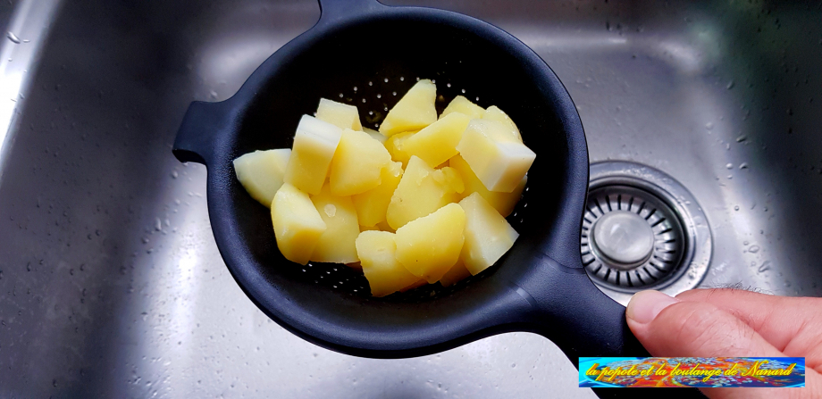 Égoutter les pommes de terre et le panais après cuisson