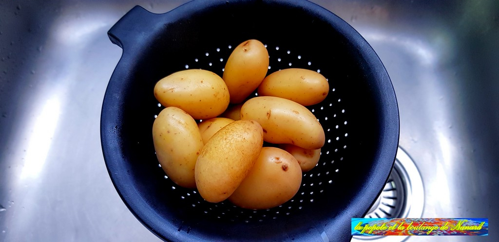 Égoutter puis laisser refroidir les pommes de terre
