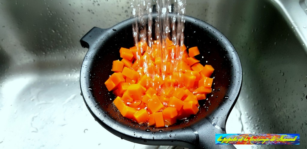 Égoutter puis refroidir à l\\\'eau courante les dés de carotte après cuisson