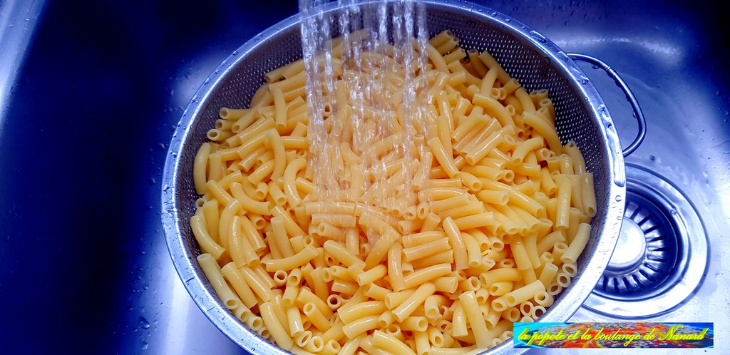 Égoutter puis refroidir immédiatement les macaronis à l\\\'eau courante
