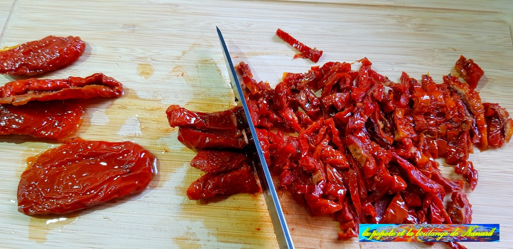 Émincer finement les tomates séchées