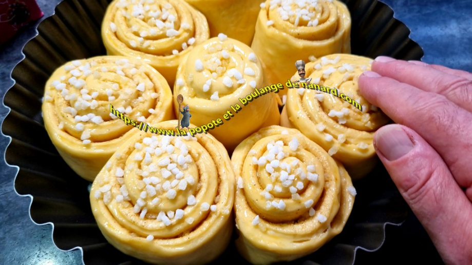 Enfoncer le sucre avec les doigts pour bien le coller