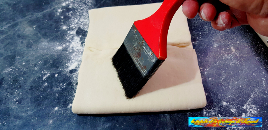 Enlever l\\\'excédent de farine avec un pinceau large (2)
