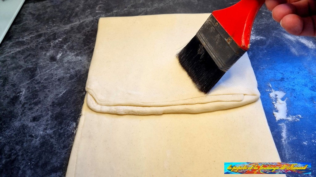 Enlever l\\\'excédent de farine avec un pinceau large (3)