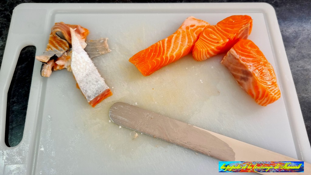 Enlever la peau des pavés de saumon