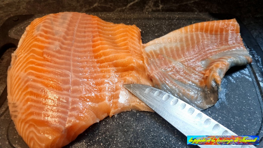 Enlever la peau du saumon