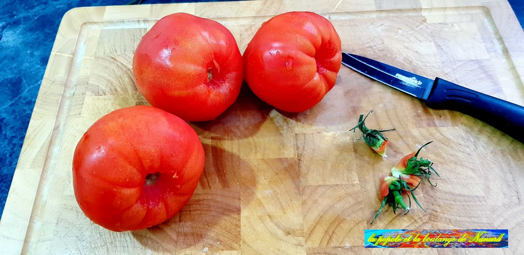 Enlever le pédoncule des tomates