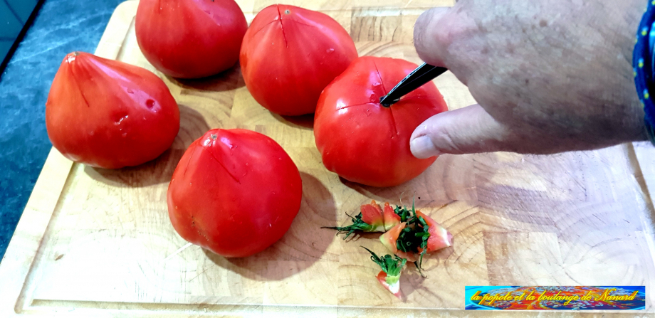 Enlever le pédoncule puis inciser les tomates