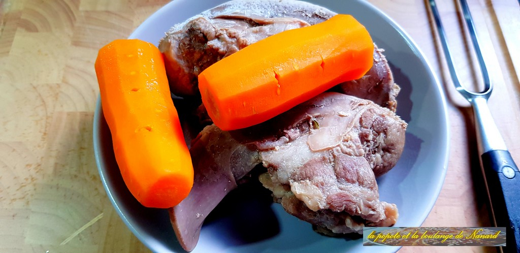 Enlever les langues et la carotte du bouillon après cuisson