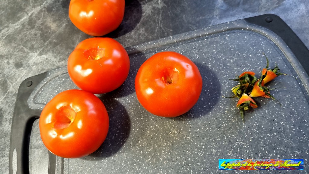 Enlever les pédoncules des tomates