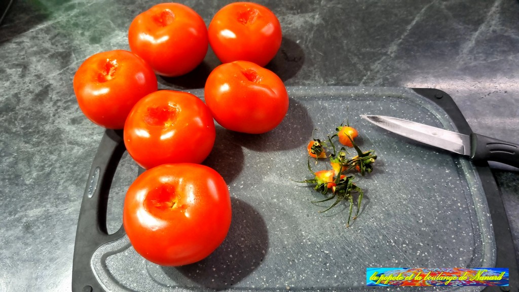 Enlever les pédoncules es tomates