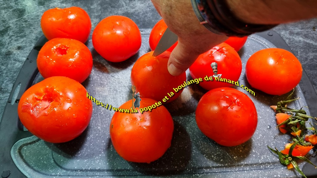 Enlever les pédoncules puis faire une croix sur la partie arrondie des tomates