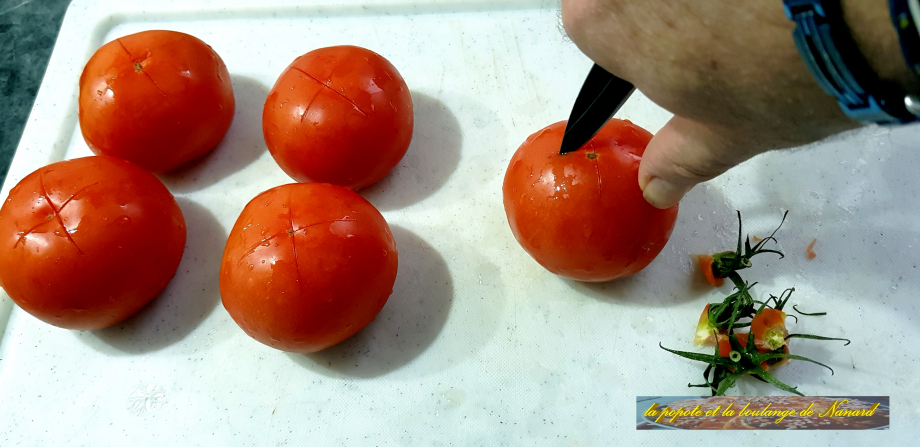 Enlever les pédoncules puis inciser les tomates