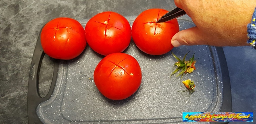 Enlever les pédoncules puis inciser les tomates