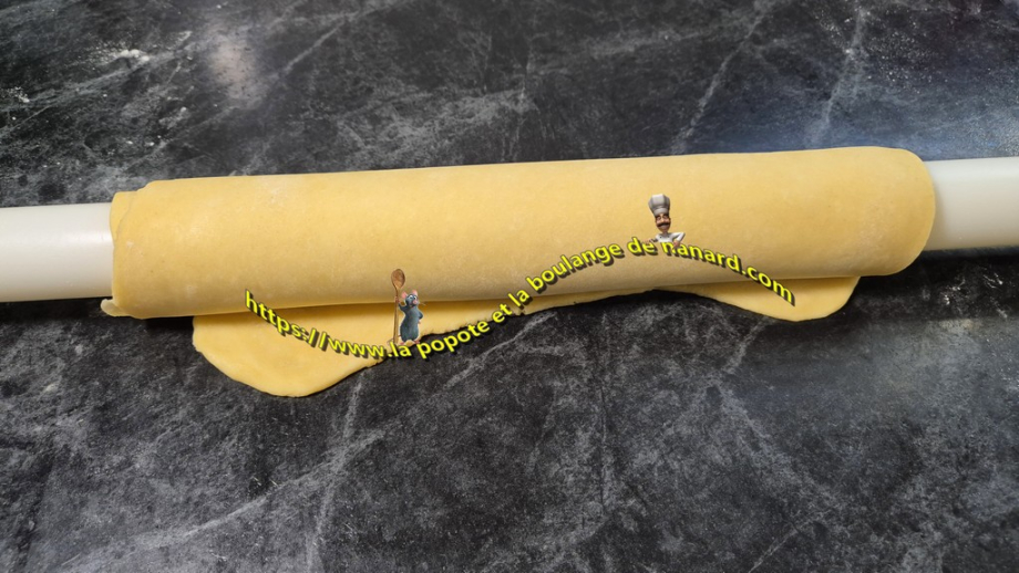 Enrouler la pâte sur le rouleau à pâtisserie