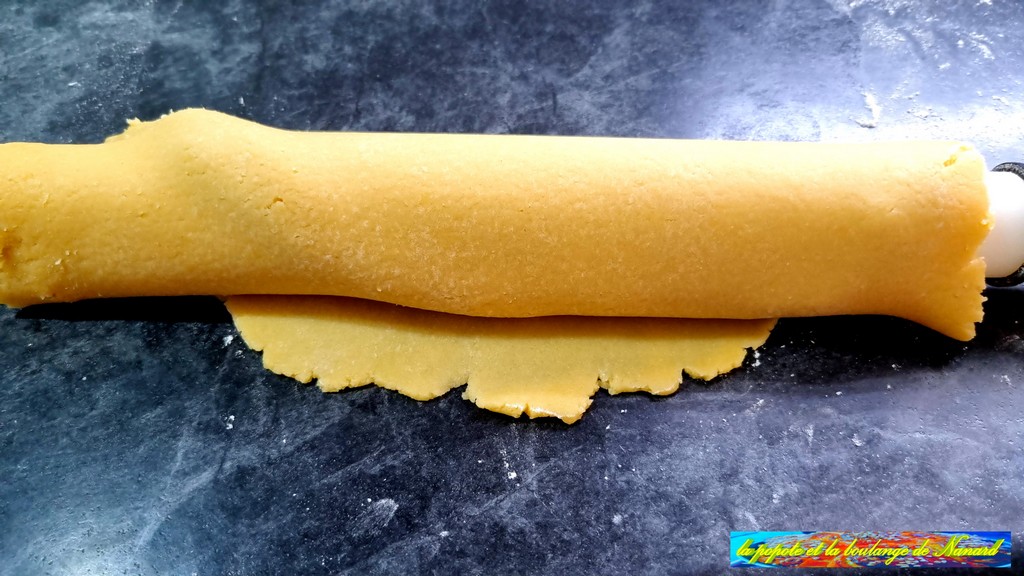 Enrouler la pâte sur le rouleau à pâtisserie