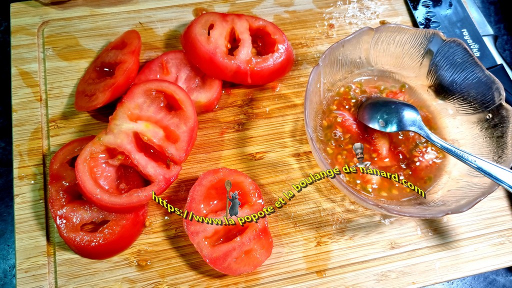 Épépiner les tranches de tomates