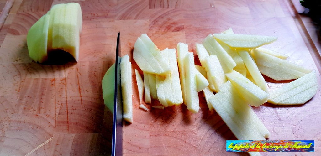 Éplucher, épépiner puis détaliier la pomme en fins bâtonnets